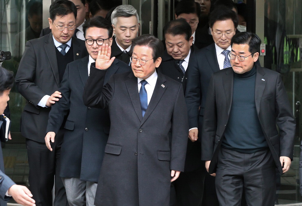 법정 나서며 손 흔드는 李 이재명 더불어민주당 대표(가운데)가 25일 오후 서울 서초구 서울중앙지법에서 열린 위증교사 혐의 1심 선고 공판에서 무죄를 선고받은 뒤 박찬대 원내대표(앞줄 오른쪽)·김민석 최고위원(앞줄 왼쪽) 등과 법원을 나서며 지지자들에게 손을 들어 인사하고 있다. 사진공동취재단