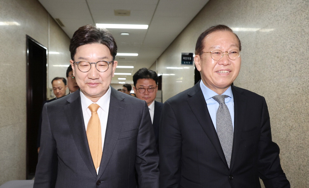국민의힘 권영세 비상대책위원장(오른쪽)과 권성동 원내대표가 24일 한덕수 대통령 권한대행 국무총리 탄핵 기각과 관련한 기자회견을 마친 뒤 밝은 표정으로 이동하고 있다. 연합뉴스