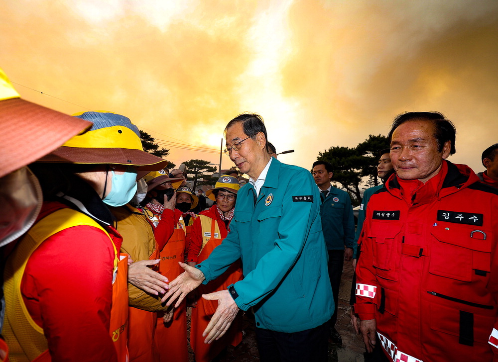 Acting President and Prime Minister Han Deok-soo visits a forest fire shelter at Uiseong Gymnasium in Uiseong-gun, Gyeongsangbuk-do on the 24th to greet volunteers. Yonhap News Agency