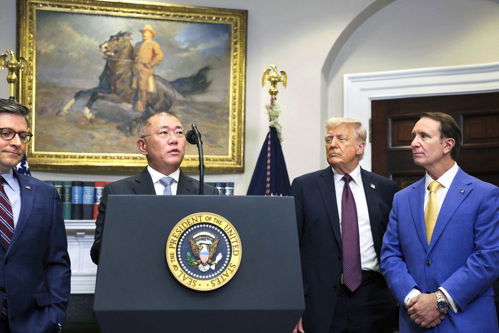 정의선 회장, 韓 CEO 첫 백악관 투자발표 정의선 현대자동차그룹 회장이 24일 미국 워싱턴DC 백악관에서 "앞으로 4년 동안 미국에 추가로 210억달러를 투자할 계획"이라며 "이는 현대차가 미국에 투자한 사상 최대 규모"라고 발표했다. 도널드 트럼프 미국 대통령은 "현대차는 미국에서 철강을 생산하고 자동차를 생산하게 되며 그 결과 관세를 지불할 필요가 없다"고 화답했다. 왼쪽부터 마이크 존슨 미국 연방 하원의장, 정 회장, 트럼프 대통령, 제프 랜드리 루이지애나 주지사. AP연합뉴스