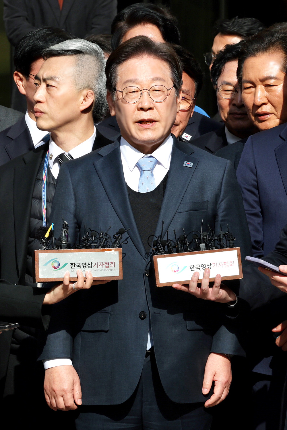 李, 방탄복 입고 법원 출석 이재명 더불어민주당 대표가 26일 공직선거법 위반 혐의에 관한 항소심에서 무죄를 선고받은 뒤 방탄조끼를 입은 채 입장을 밝히고 있다. 그는 허위사실 공표 혐의로 1심에서 징역 1년, 집행유예 2년을 받았으나 2심 재판부는 결과를 뒤집었다. 사진공동취재단
