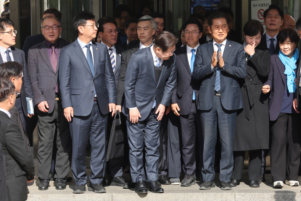 Lee Jae-myung, chairman of the Democratic Party of Korea, greets his supporters as he leaves the court after being acquitted in an appeal trial for violation of the Public Official Election Act held at the Seoul High Court in Seocho-gu, Seoul on the 26th. Photo Sharing Foundation