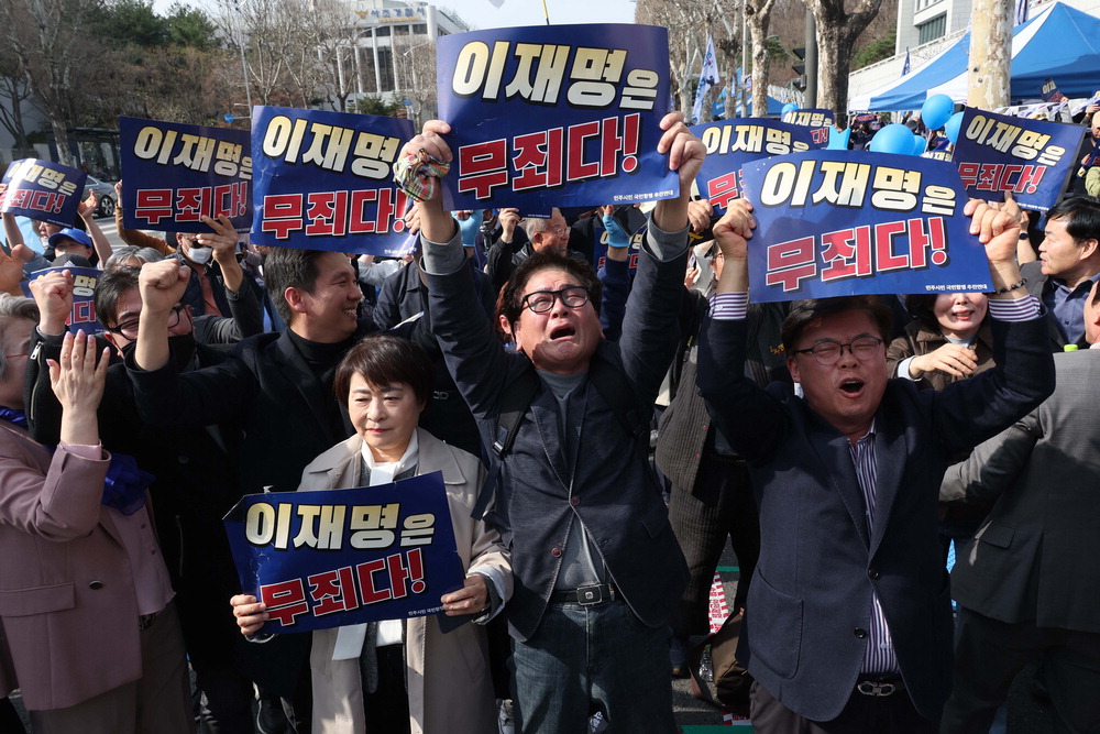 嬉しくて泣いて··· 共に民主党のイ·ジェミョン代表の支持者らが26日、ソウル瑞草区のソウル中央地方検察庁前で、イ代表の公職選挙法違反事件の控訴審で無罪判決が出た後、歓呼している。 ハン·ジュヒョン記者
