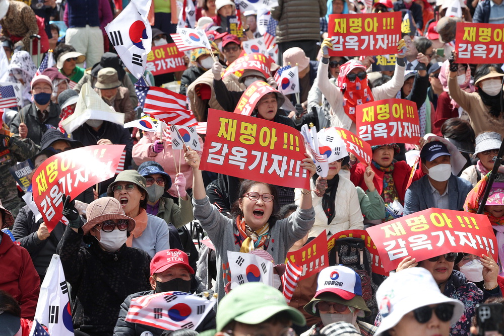 분해서 울고… 26일 서울 서초구 서울중앙지방법원 근처에서 이재명 더불어민주당 대표 반대자들이 집회를 열고 이 대표에 대한 구속을 촉구하고 있다. 연합뉴스