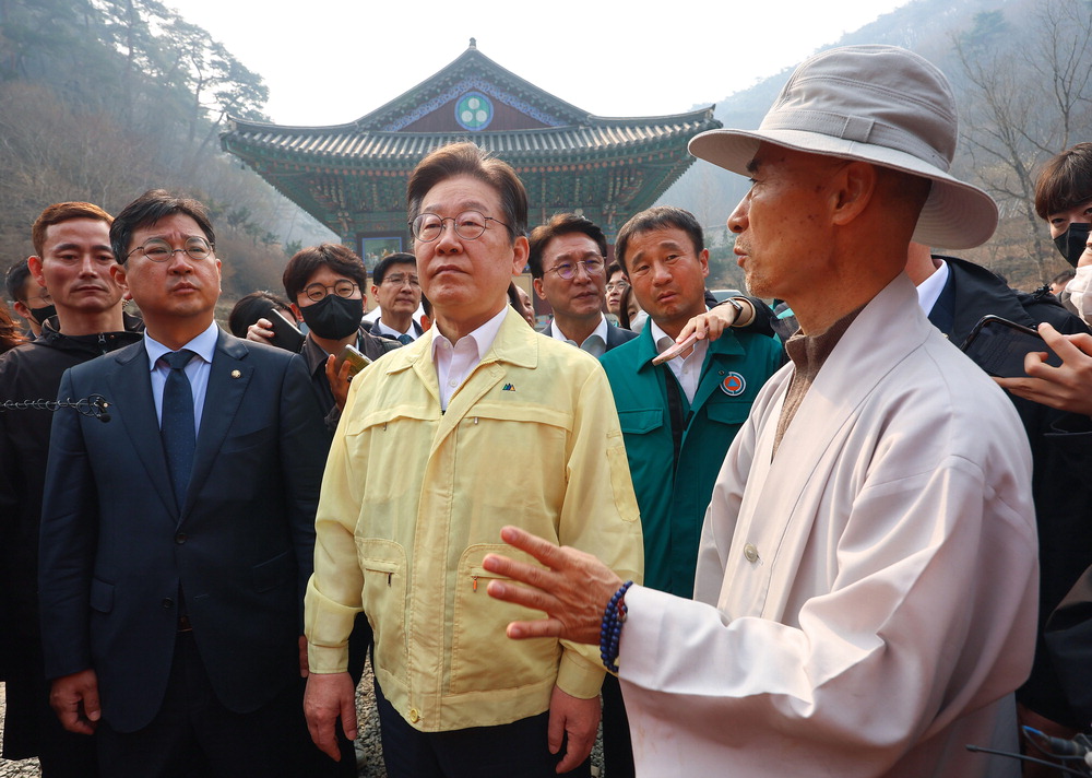이재명 더불어민주당 대표가 27일 산불로 전소된 경북 의성 고운사를 방문했다. 민주당 김태선 의원, 이 대표, 김민석·한병도 의원(왼쪽부터)이 설명을 듣고 있다. 연합뉴스