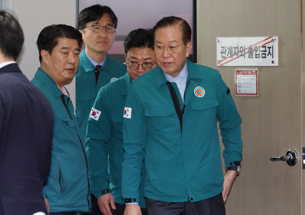 권영세 국민의힘 비상대책위원장이 27일 정부서울청사 중앙재난안전상황실을 방문해 산불 현황을 보고 받은 뒤 산불재난대응특별위원회 회의에 참석하고 있다. 연합뉴스