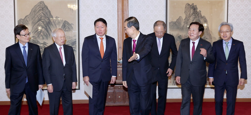 한덕수 대통령 권한대행 국무총리(가운데)가 27일 서울 종로구 삼청동 총리공관에서 열린 경제6단체장 간담회에 앞서 기념촬영을 마치고 간담회장으로 향하고 있다. 왼쪽부터 윤진식 한국무역협회장, 손경식 한국경영자총협회장, 최태원 대한상공회의소 회장, 한 권한대행, 류진 한국경제인협회장, 김기문 중소기업중앙회장, 최진식 한국중견기업연합회장. 이승환 기자
