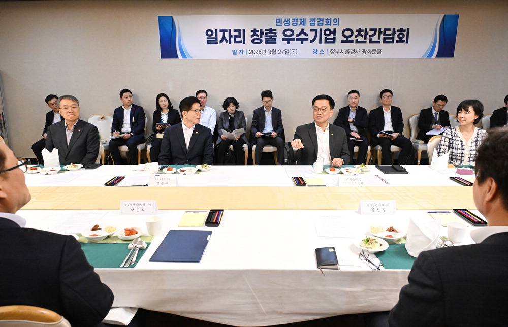 최상목 경제부총리 겸 기획재정부 장관(앞줄 왼쪽 셋째)이 김문수 고용노동부 장관(앞줄 왼쪽 둘째) 등이 참석한 가운데 27일 정부서울청사에서 열린 일자리 창출 우수 9개 기업 대표 오찬간담회에서 발언하고 있다. 기획재정부