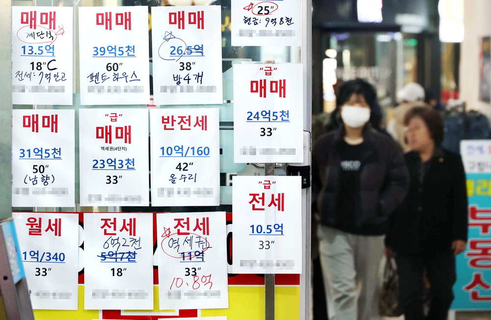 강남3구와 용산구가 지난 24일부터 토지거래허가구역으로 지정되면서 이들 지역 집값 상승폭이 크게 꺾였다. 사진은 송파구 공인중개사사무소에 매물 안내문이 붙어 있는 모습. 매경DB