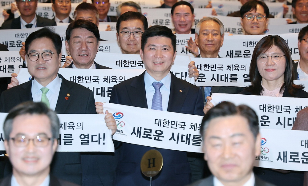 유승민 대한체육회장(가운데)과 우원식 국회의장(왼쪽), 장미란 문화체육관광부 2차관이 27일 열린 대한체육회장 취임식에서 기념촬영을 하고 있다. 뉴스1