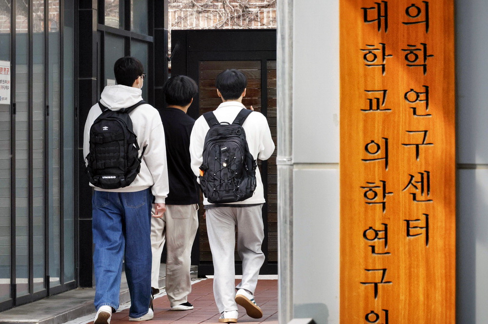 서울대, 이화여대, 부산대, 동국대 의대가 휴학생 복귀 시한으로 못 박은 27일 서울의 한 의과대학 건물로 학생들이 들어가고 있다. 김호영 기자