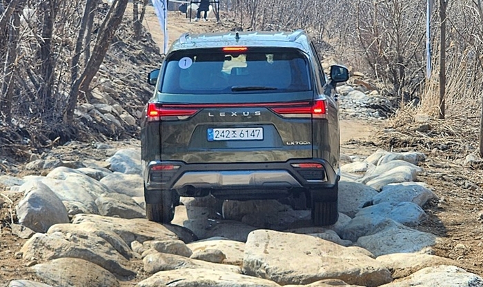 렉서스 LX 700h 크롤 기능 체험 장면 [사진촬영=최기성 매경닷컴 기자]
