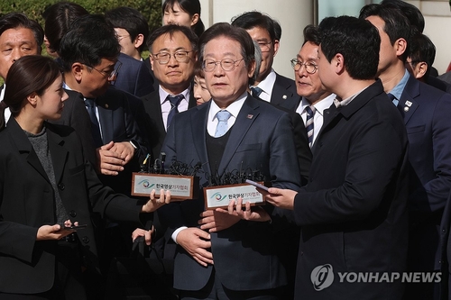 Representative Lee Jae-myung, who is announcing his position. Yonhap News Agency