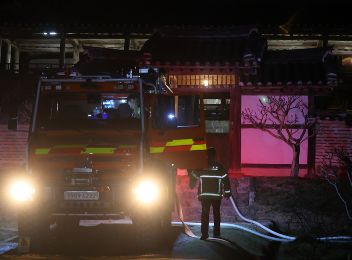25일 오후 경북 안동시 풍천면 병산서원에 산불에 대비해 소방 장비와 인력이 대기하고 있다. 병산서원은 2019년 세계유산위원회에서 한국의 9개 서원 중 하나에 포함돼 세계유산에 등재됐다.[사진출처 = 연합뉴스]