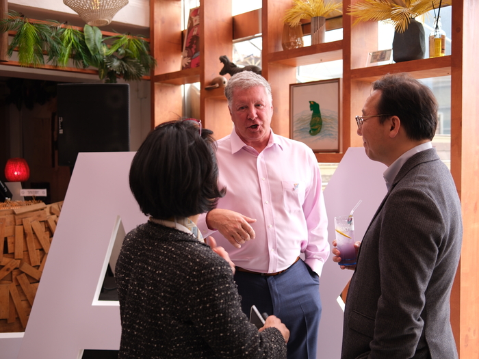 지난 25일 서울 이태원에서 열린 행사장에서 관계자들과 이야기를 나누고 있는 돈 스키오 CMO [홍지연 여행+ 기자]