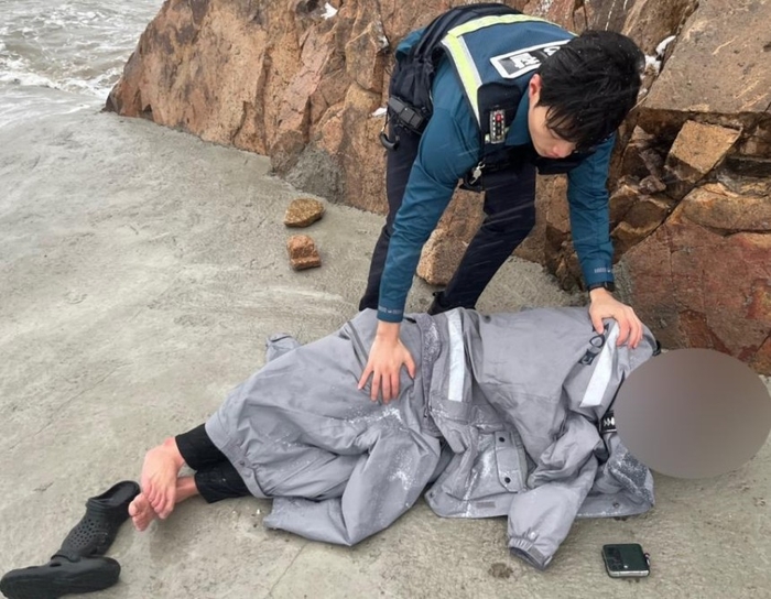 물에 빠진 30대 구조한 경찰. [사진 = 인천 중부경찰서]