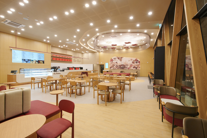 新論峴駅店内部の全景。 【写真出典=ティム·ホルトン】