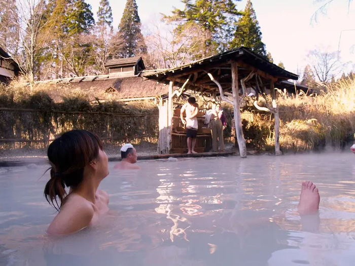秋田県にあるある混浴温泉の様子。