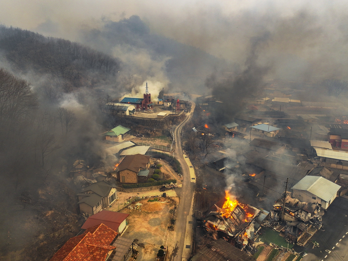 慶尚北道義城郡山火事発生4日目の25日、義城郡丹村面下花1里に強風で飛んできた山火事の火種による火災が発生している。 【写真=聯合ニュース】